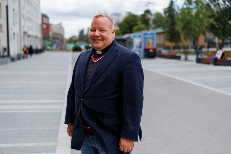 Tomas Ray on Vanda svenska församlingin uusi kirkkoherra ja aloittaa työt Vantaalla syksyllä. Hänet kuvattiin Tikkurilassa.
