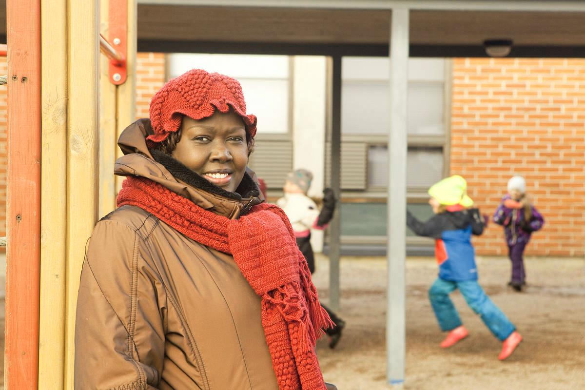 Theresa Ngouth työskentelee Mikkolan iltapäiväkerhossa. Hän on teologi ja lastenohjaaja.