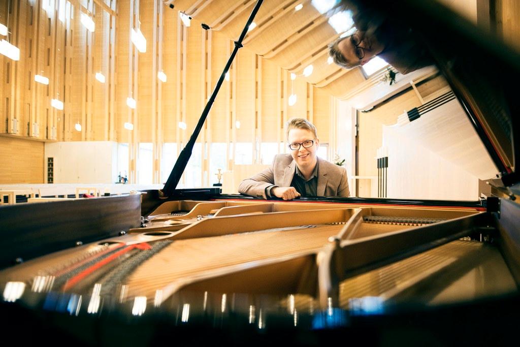 Kohta raikuu. Pianisti Miika Peltonen on sovittanut Narinkkatorilla laulettavat kappaleet jokamiesluokkaan sopiviksi. Kuva: Pekko Vasantola