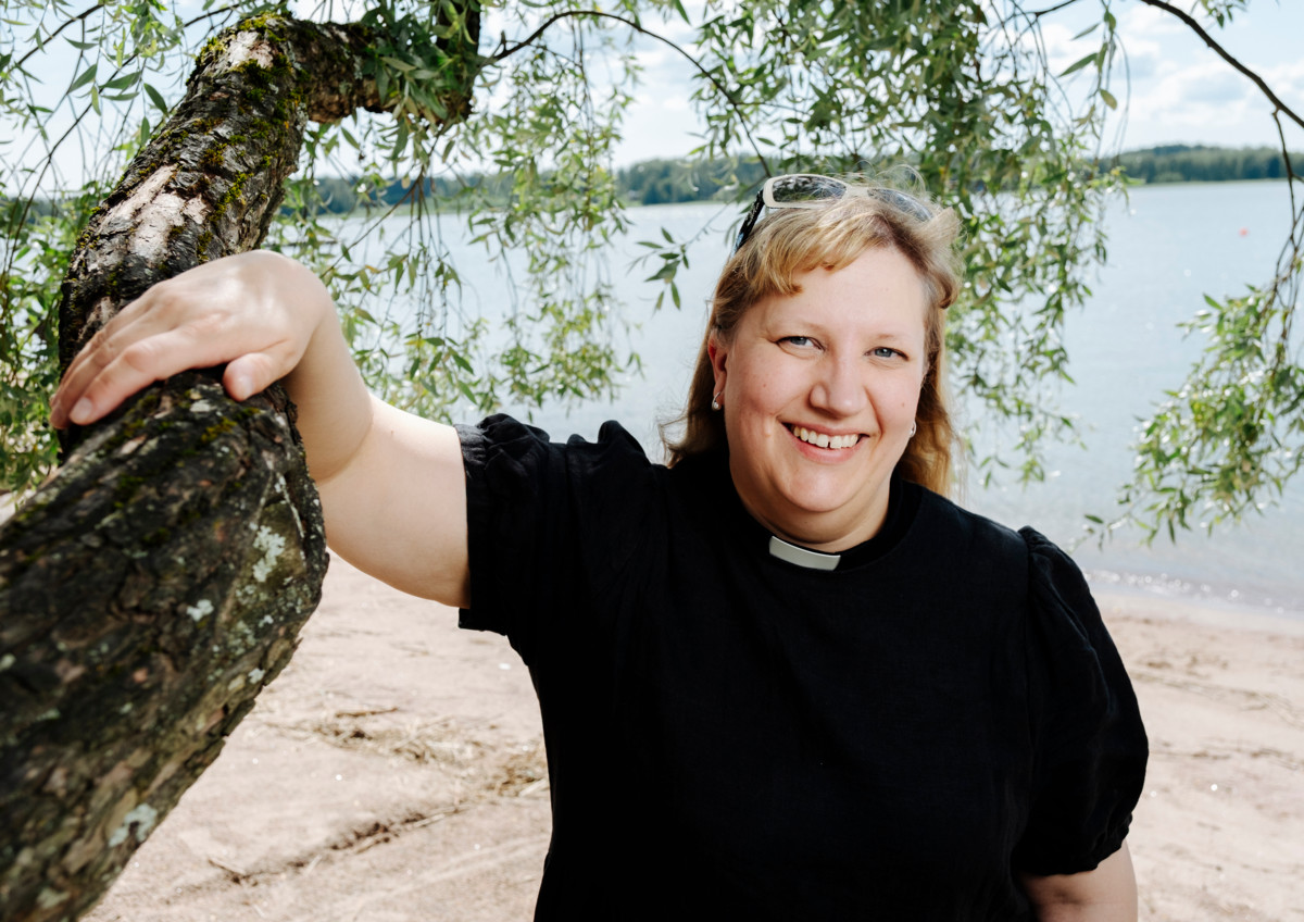 Espoon ruotsinkielisen seurakunnan kirkkoherra Kira Ertman viihtyy luonnonvesissä keväästä myöhään syksyyn. 