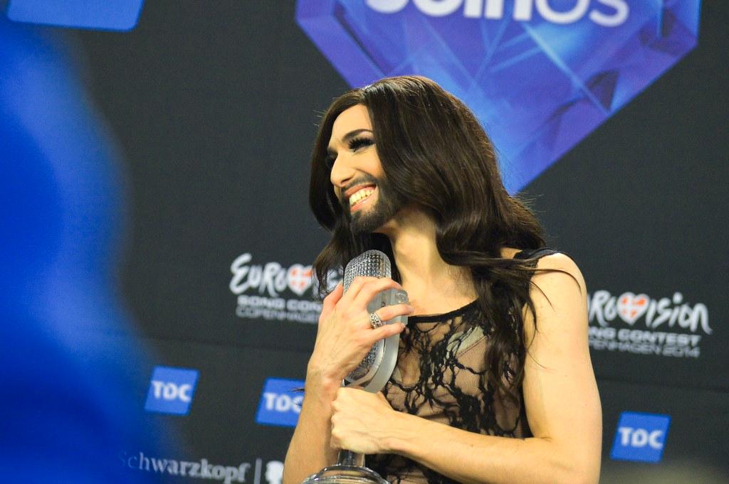 Marginaalista valtavirtaan. Viisuvoittaja Conchita Wurst inspiroi monenlaisia naisia. Kuva: Andres Putting