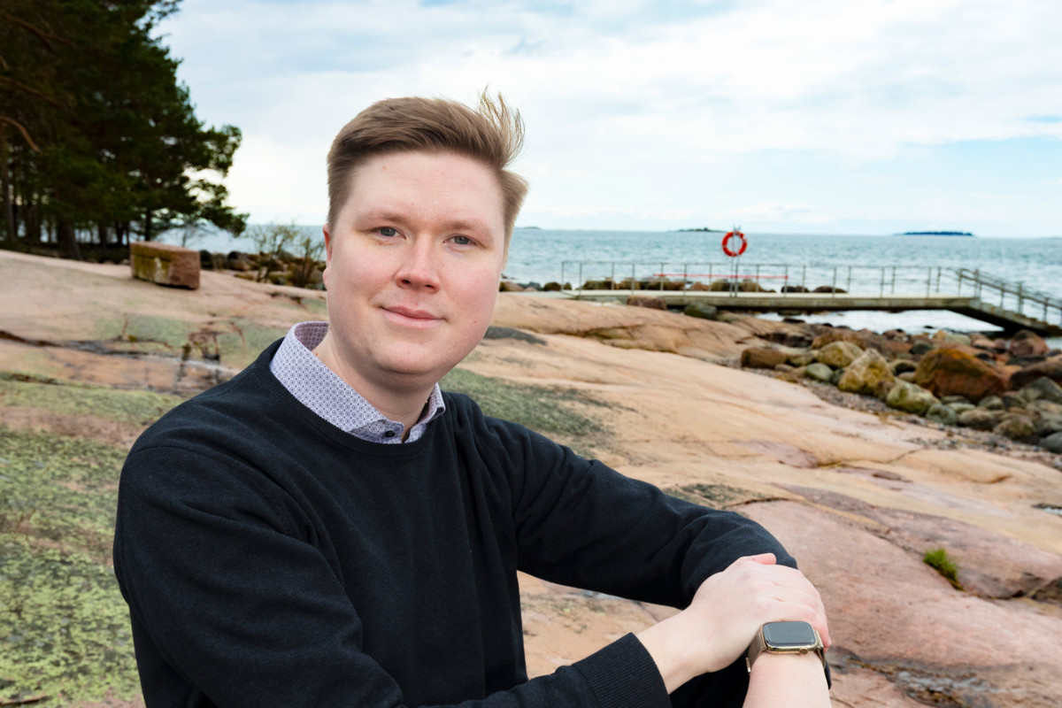 – Siinä on jotakin erityistä, kun olen palvelemassa seurakuntaa Särkiniemen rantakallioilla, kanttori Hiski Wallenius sanoo.