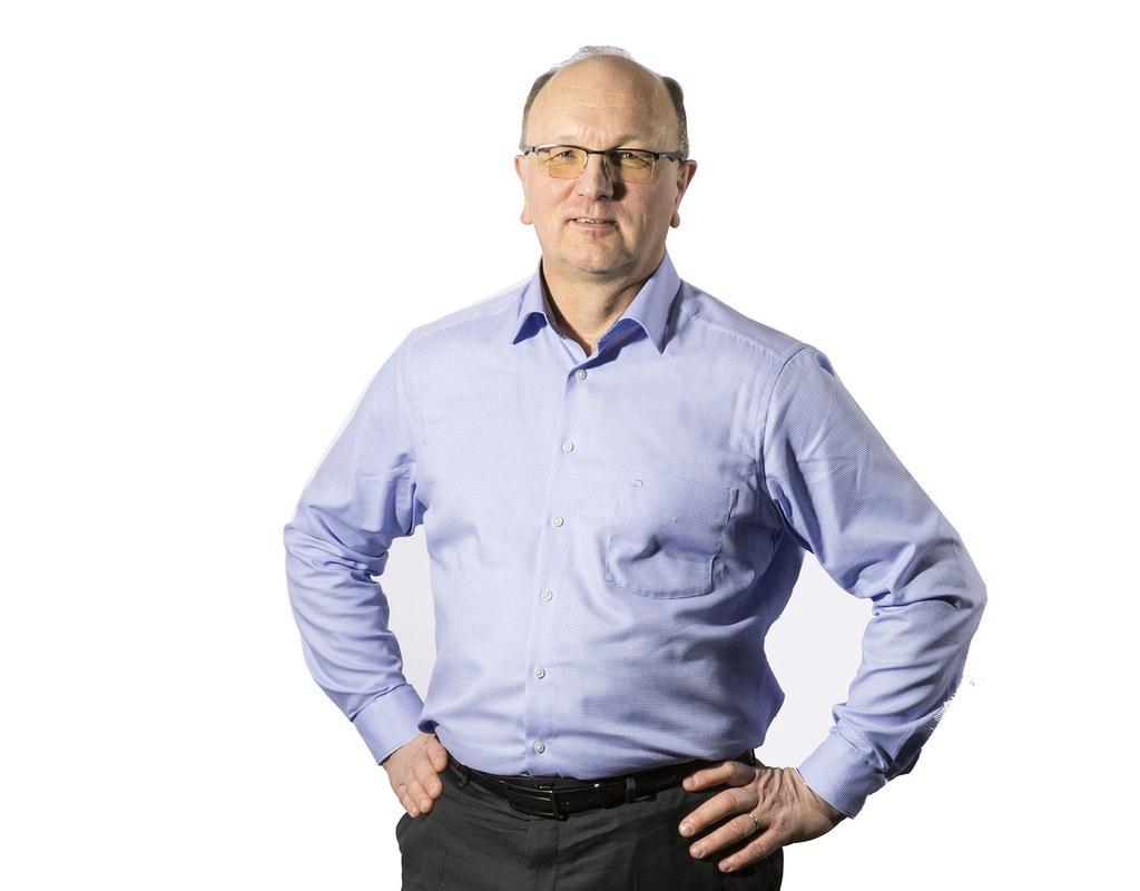 Viimeksi kävin vaimoni kanssa Kohtaamispaikka-yhteisön Teemafoorumissa. Kirjailija ja valokuvaaja Sari Savela alusti omakohtaisesti teemasta ”Uupuminen ja voimaantuminen”. Oli virkistävää työstää aihetta kotoisasti ihmisten kanssa, joiden muu kirkkopolku on jo ajat sitten nurmettunut. Kuva: Esko Jämsä 