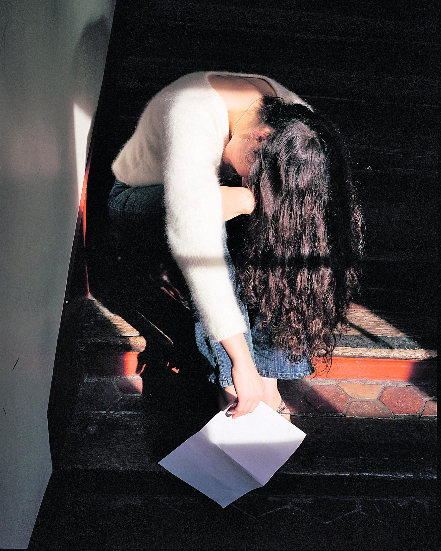 Musertava kirje. Tangolaulaja Déborah Russin asento ilmaisee järkytystä Sophie Callen vaikuttavassa nykytaideteoksessa. Tangolaulaja Déborah Russ, yksityiskohta Take Care of Yourself, Sophie Calle, 2007, ©ADAGP