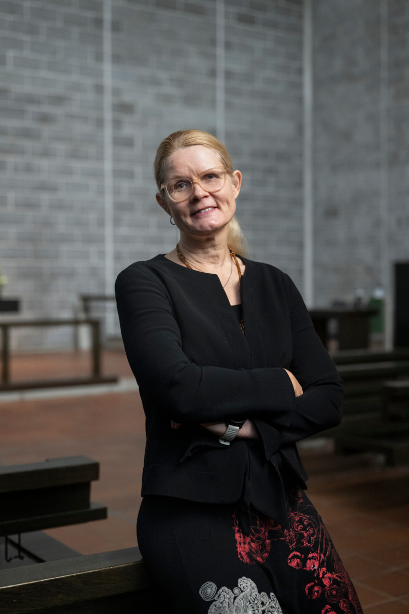 ”Kirkolta kysytään nyt, uskooko se, että kristinusko voi oikeasti kiinnostaa nuoria aikuisia ja olla heille vetovoimainen”, professori Kati Tervo-Niemelä sanoo. Hänet valokuvattiin Tapiolan kirkossa.