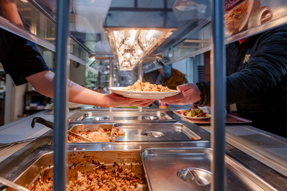 Kriisirahaston toimintamäärärahoilla on järjestetty myös yhteisöruokailuja. Työkokeiluun osallistuvat nuoret valmistivat ruokaa Malmin Waste & Feast -hävikkiravintolassa maaliskuussa 2025. Kuva: Sirpa Päivinen