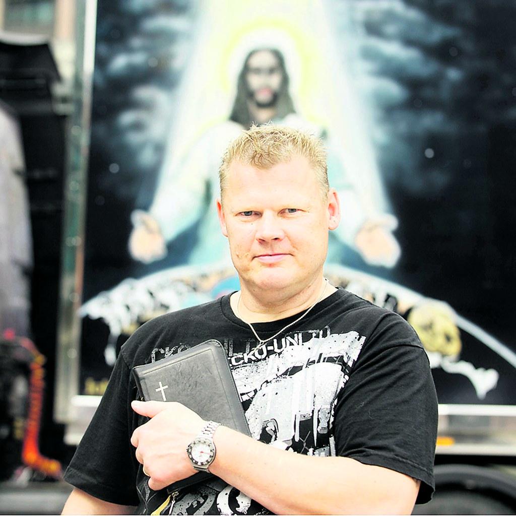 Evankelista vankilasta. Lauri ”Late” Johansson houkutteli kuulijoitaan Jeesuksen luo Narinkkatorilla, jossa moni kertoi uskon auttaneen irti rikollisuudesta. Aihetta on tutkittu vähän. Kuva: Markus Sommers