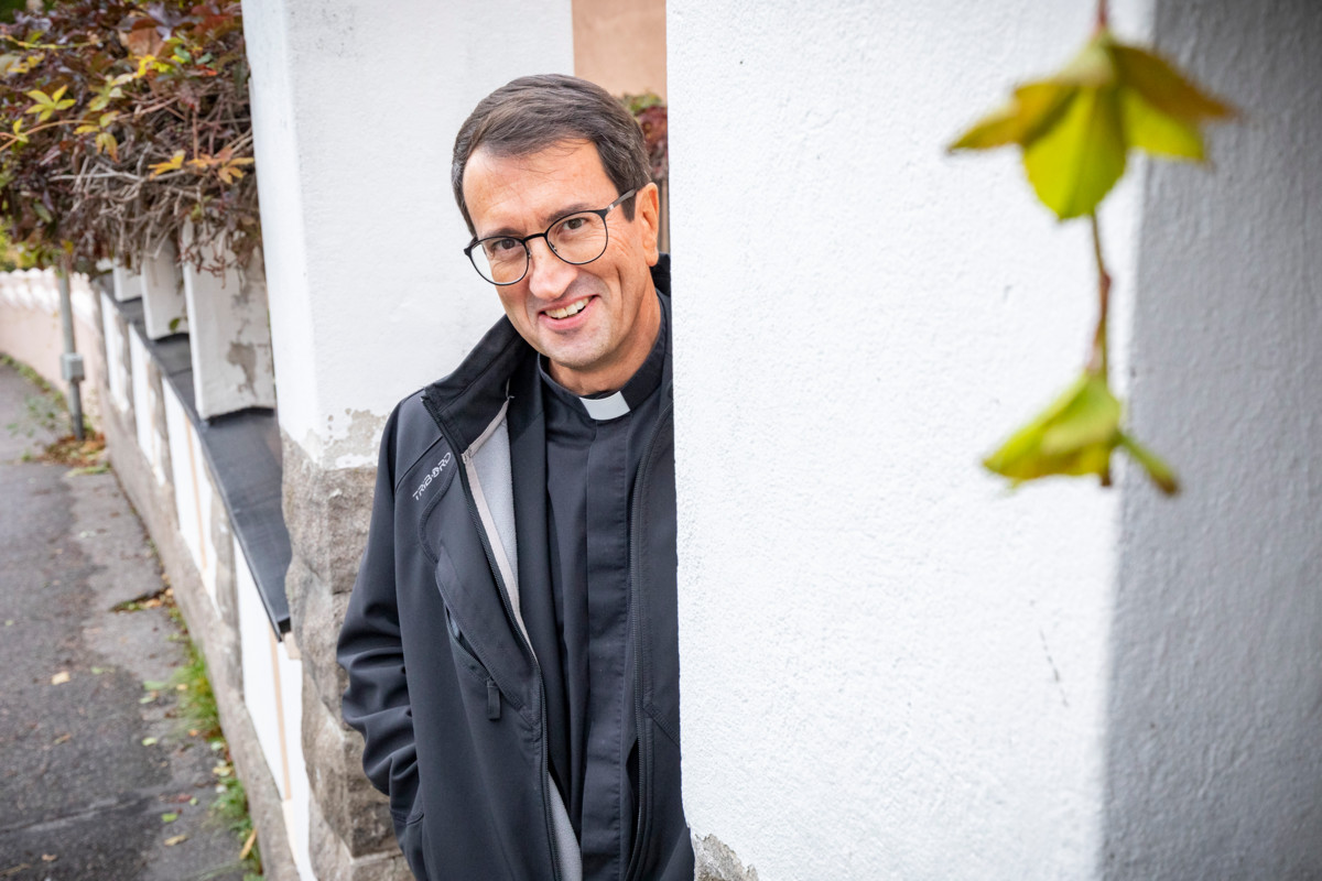 Katolinen kirkko pitää sukupuolisuutta Jumalan lahjana ja osana luomisjärjestystä. Seksuaalisuutta toteutetaan miehen ja naisen avioliitossa. Piispa Raimo Goyarrola elää itse selibaatissa. Kuva: Esko Jämsä