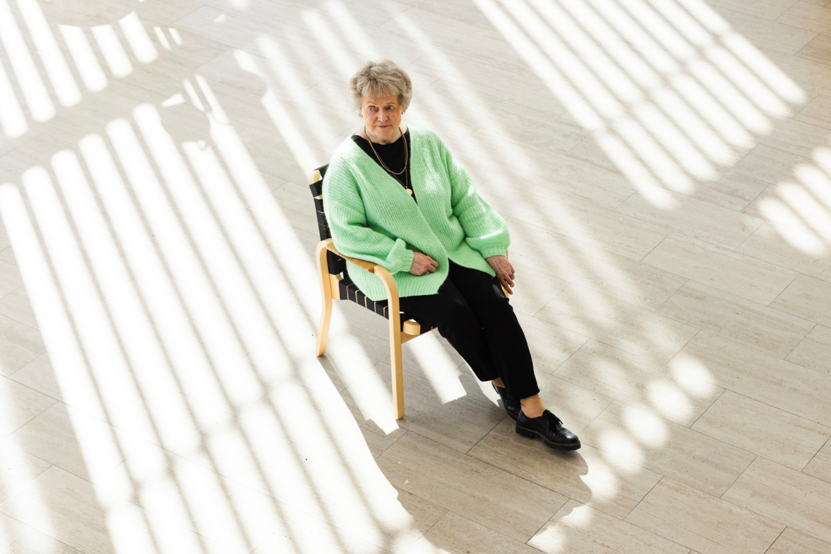 ”Missään tutkimuksessa ei ole osoitettu, että ihmisen pitäisi rakastaa itseään”, sanoo psykologian emeritaprofessori Liisa Keltikangas-Järvinen. Hänet kuvattiin kotinsa lähellä Espoon kulttuurikeskuksessa Tapiolassa.