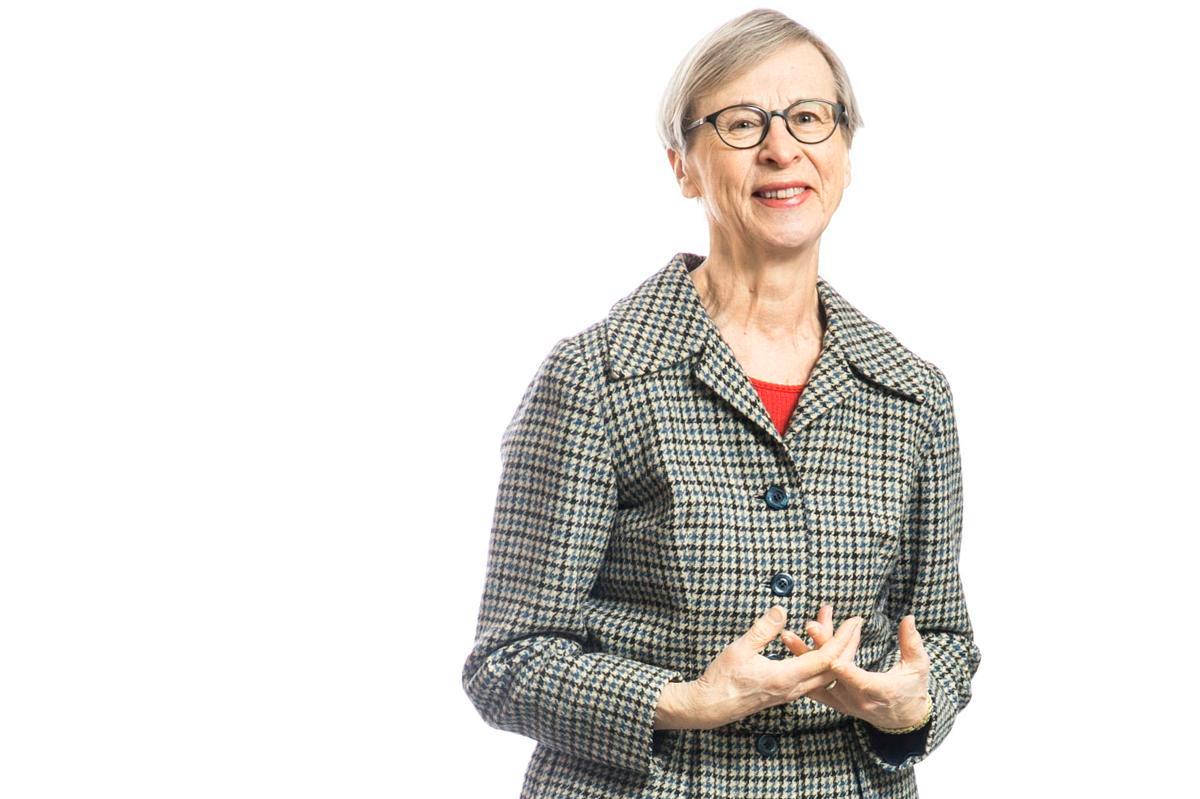 Maria-Liisa Kallio puhuu isovanhemmistaan Kyösti ja Kaisa Kalliosta Espoossa.