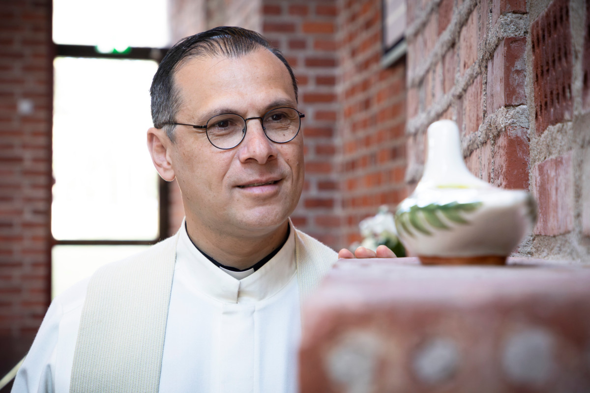 Leppävaaran kirkon alttariseinän keraamiset rauhankyyhkyt ovat lahjoja Ramallahin evankelis-luterilaiselta Hope-seurakunnalta.