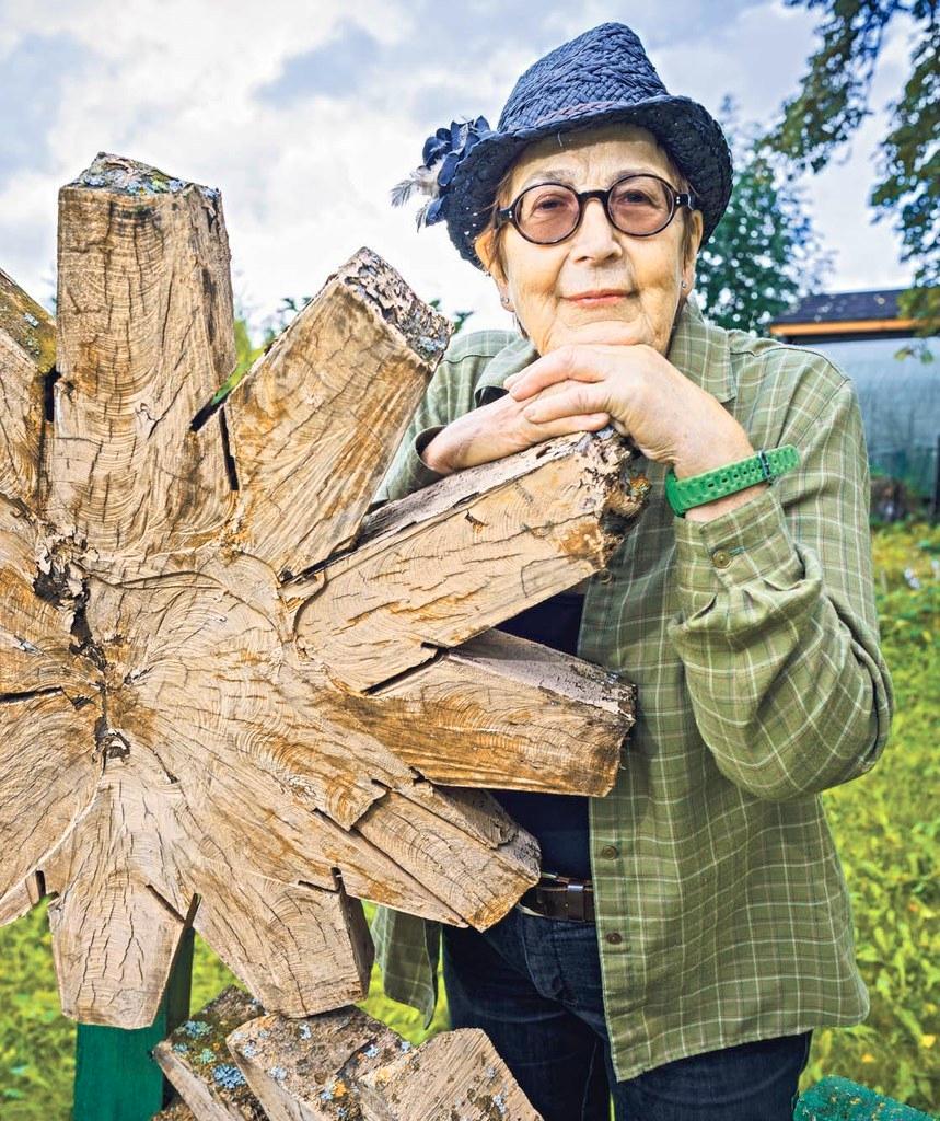 Pirkko Lahti rentoutuu mökillä tekemällä intiaanien toteemipatsaita. 