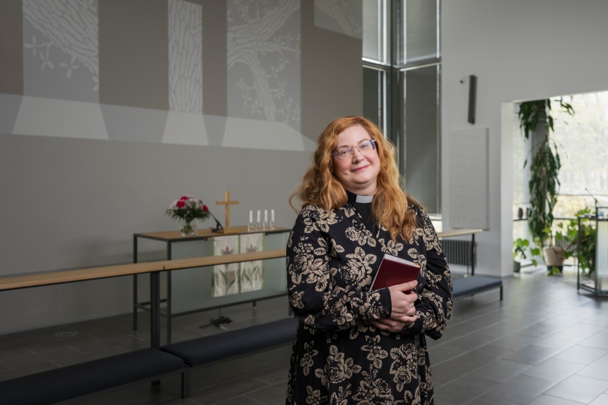 Tiina Vilponen on yksi niistä papeista, jotka vihkivät pareja Hääpäivä-tapahtumassa 26.6. Kauklahden kappelissa. Parit varaavat etukäteen haluamansa vihkiajan.