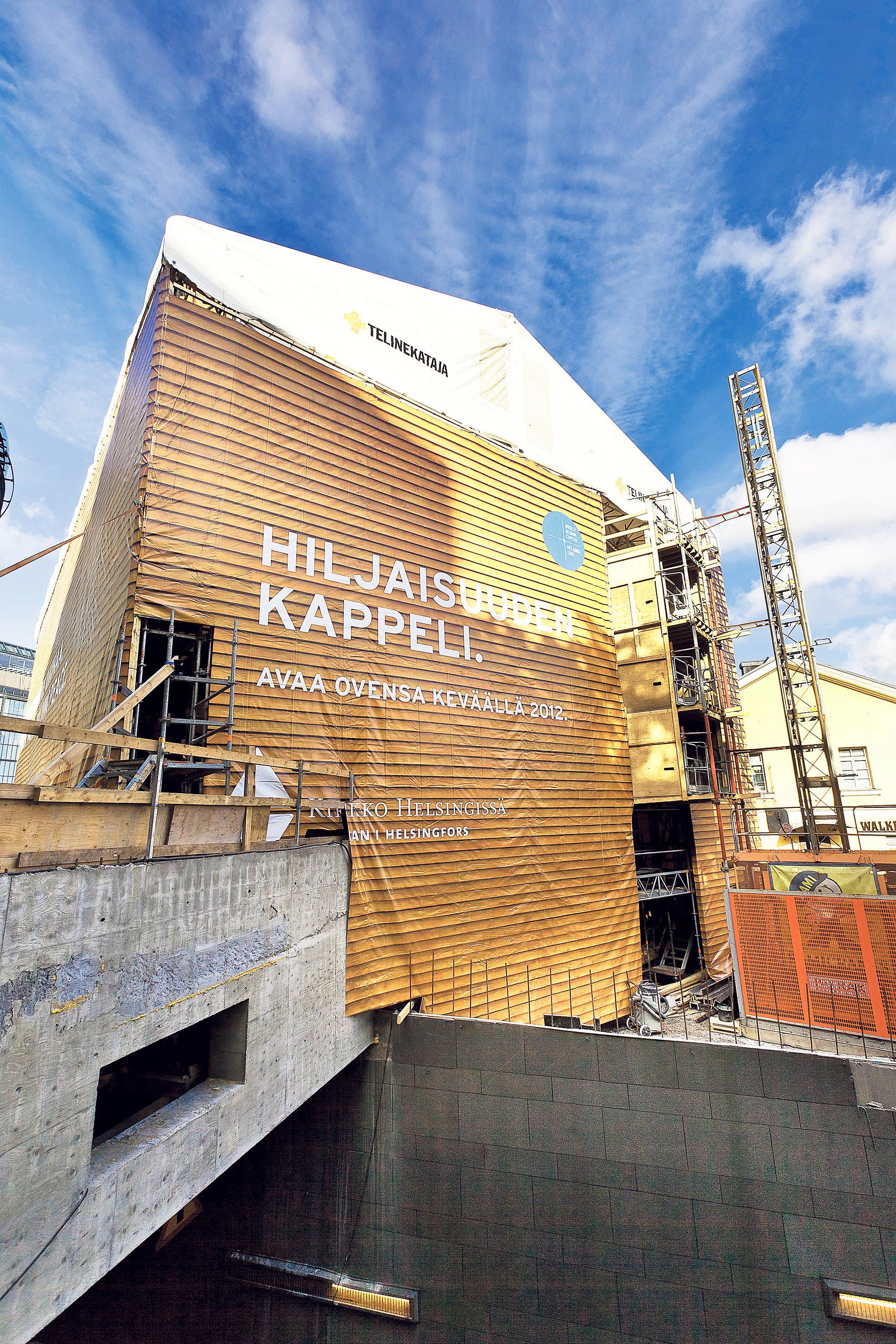 Hyvällä paikalla. Kaupungin ja Helsingin seurakuntien yhteistyö toimii. Keskustassa näkyvin yhteistyömuoto on Kampin kappeli, jonka rakentamiseen lähdettiin ehdotuksen tultua kaupungilta. Viikissä seurakunnat osallistuivat kokonaisen asuinalueen palvelukonseptin suunnitteluun ja toteutukseen. Kuva: Jukka Granström
