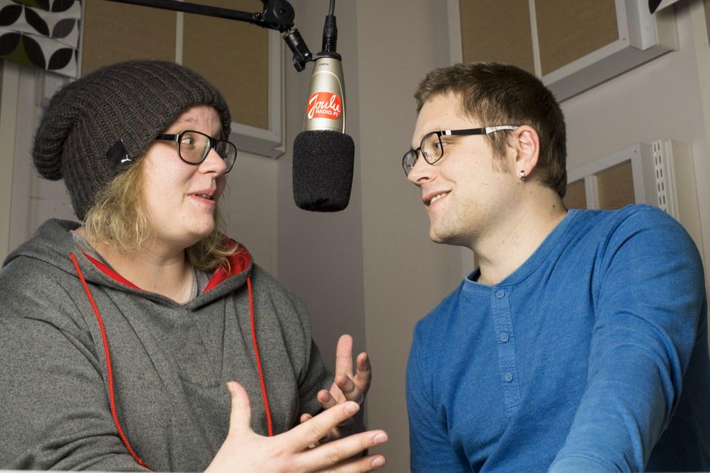 Tuukka Joru ja Olli Aimola Jouluradiota juontamassa. Kuva: Katri Saarela 