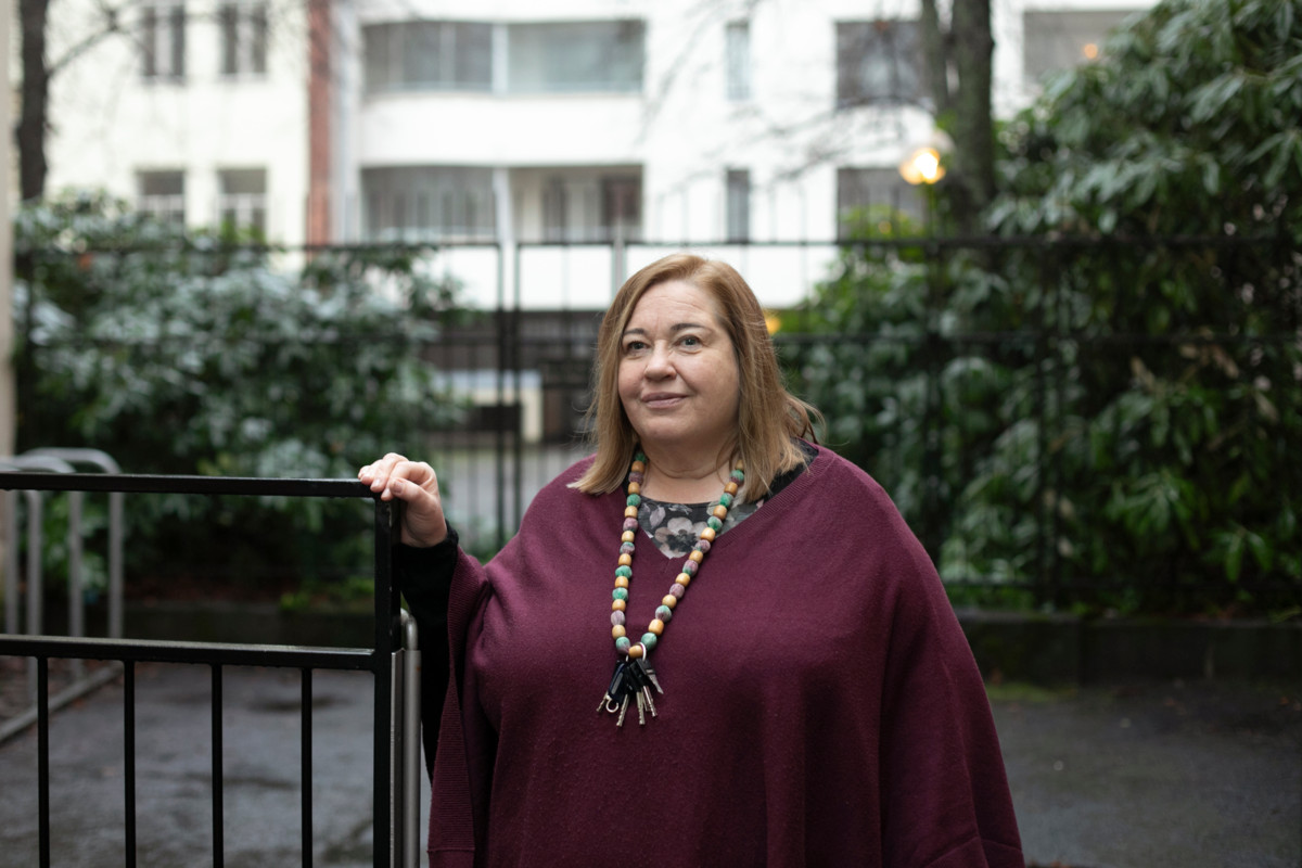 Diakonissa Satu Ahonen ohjaa 20–30-vuotiaille järjestettävää depressiokoulua.