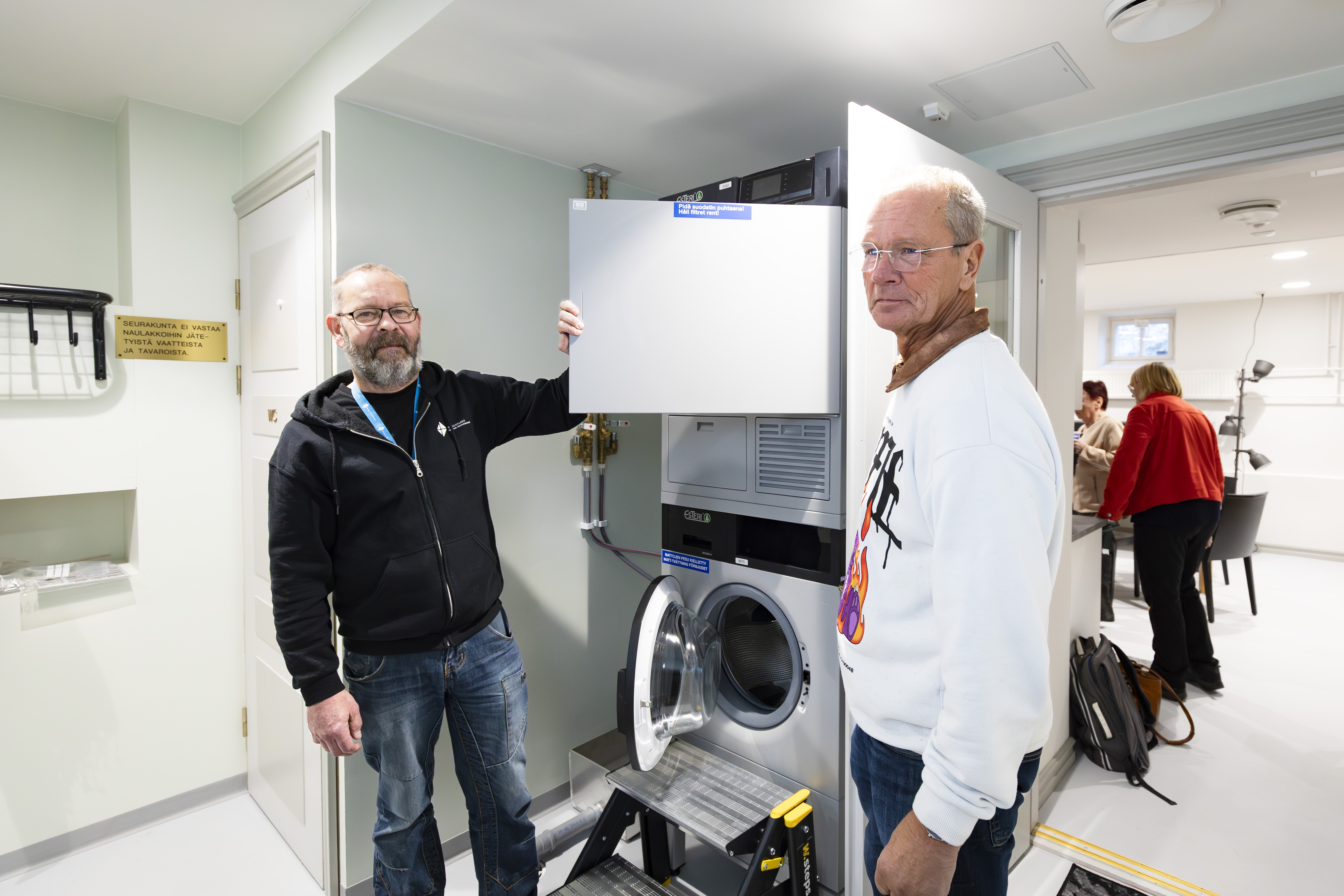 Pesukone on tärkeä osa Varustamon palveluita, tietävät kokemusasiantuntijat Petri ja Lauri. He ovat aiemmin olleet tiiviisti mukana Hermannin Varustamossa eri rooleissa. Nyt kumpikin on muualla töissä.