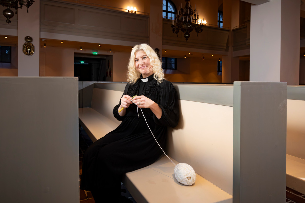 Virkkuutyö kulkee helposti mukana. Virkkaaminen auttaa pappi Jaana Kivekästä keskittymään muun muassa palavereissa. 