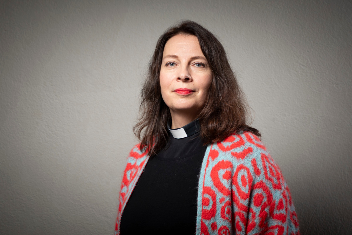 Päivi Vähäkangas: Tavallisesti kertoisin nimeni ja kysyisin, mahdammeko olla matkalla samaan tilaisuuteen. On hyvin vaikea kuvitella, että lähestyisin ihmisiä itseäni markkinoiden. Jos kuitenkin vieressäni seisoisi utelias äänestäjä, saattaisin sanoa vaikka näin: ”Olen Päivi ja ehdolla Helsingin tuomiorovastiksi, koska pidän sitä erittäin mielenkiintoisena ja tärkeänä tehtävänä. Tunnen kirkon työtä ja hallintoa monesta näkökulmasta, ja olen väitellyt teologian tohtoriksi raamatuntutkimuksesta. Nykyään johdan Munkkiniemen seurakuntaa ja olen myös päättämässä koko kirkon asioista kirkolliskokouksessa. Ajattelen, että hyvinvoiva seurakunta tarvitsee tilaa ihmisille, pyhälle ja ajattelulle.”