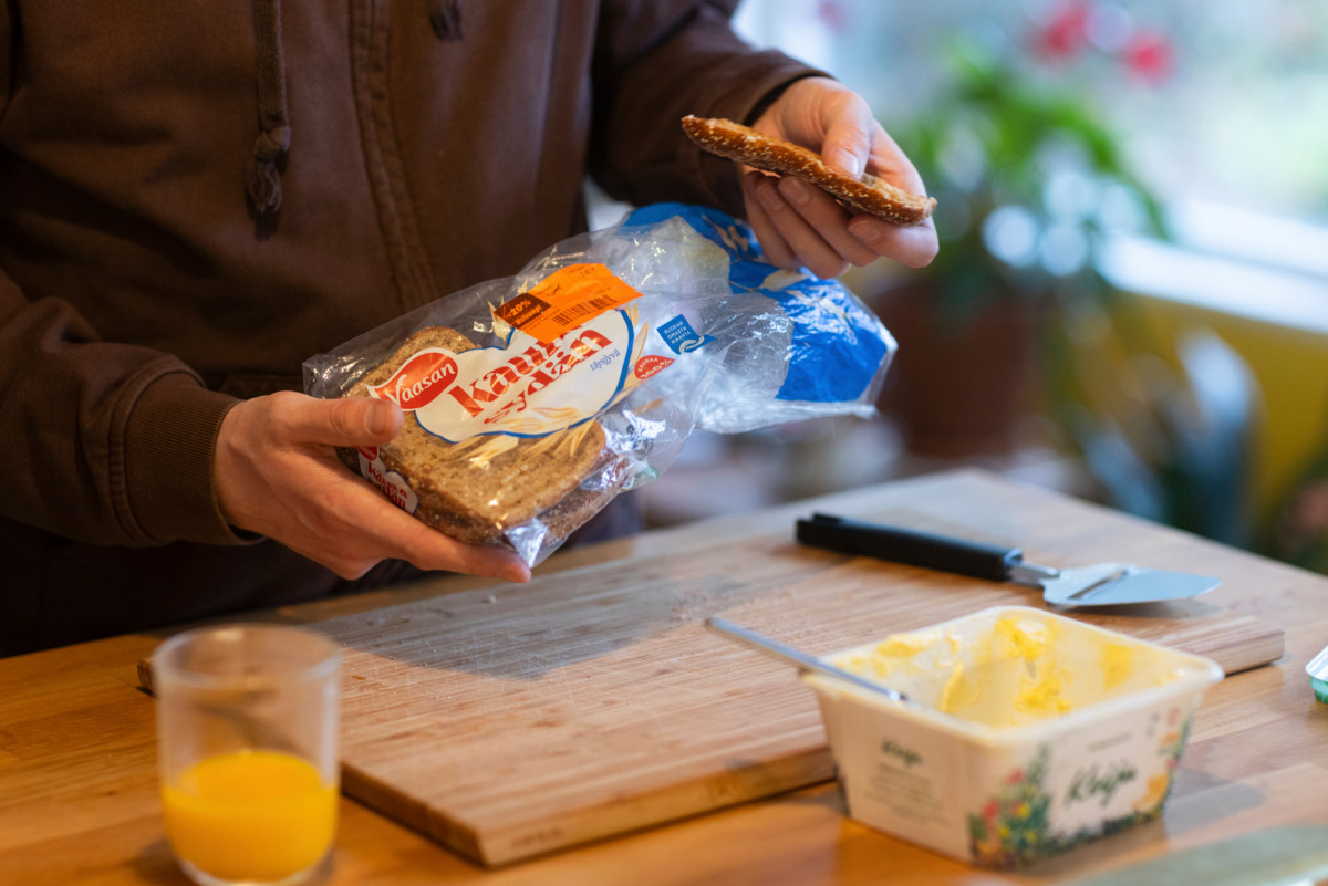 Moni etsii punalaputettuja alennustuotteita ruokakaupasta.