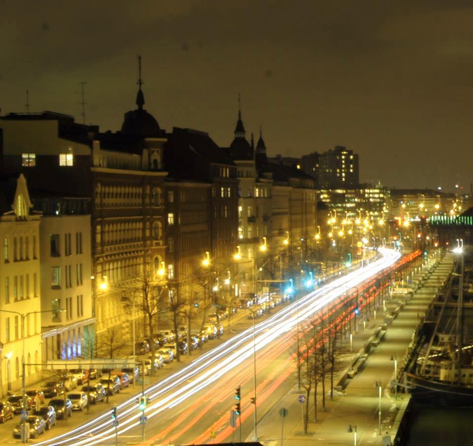 Kaupungin valot. Jukka Ylävuo kuvasi Pohjoisrantaa Uspenskin katedraalin mäeltä. 