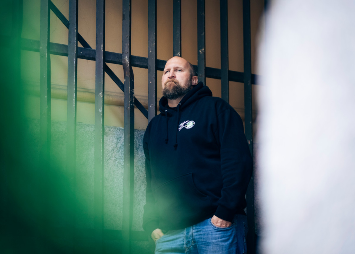 Karri ”Paleface” Miettisen mielestä elämme ristiriitaisuuksien aikaa. ”Yhdenvertaisuus on mennyt eteenpäin valtavia harppauksia siitä, mitä se oli kun synnyin, tai kun vanhempani olivat nuoria. Silti vähemmistöjen kamppailuja pitää edelleen pitää esillä, koska takapakkia otetaan monissa maissa. Sateenkaarilippuja revitään väkivalloin alas meillä Suomessakin.” 