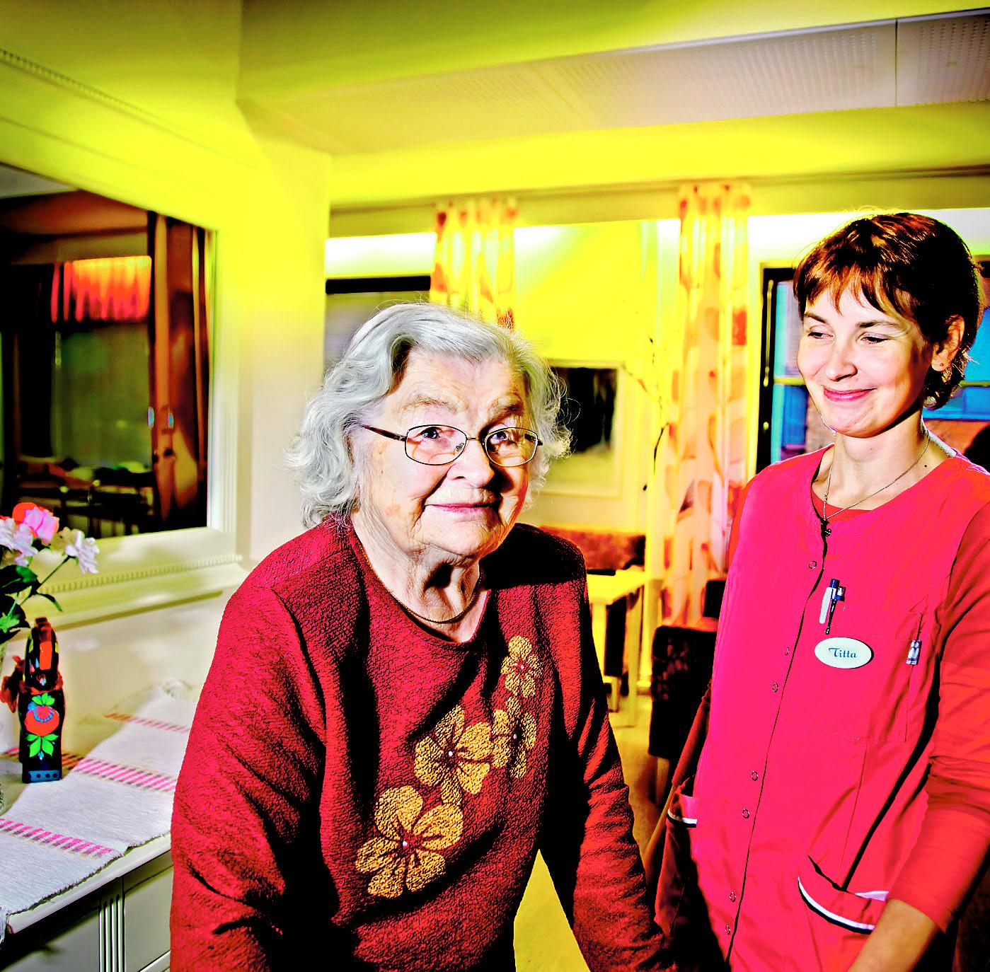 Aino Lindberg asuu Simonkodin vanhainkotiosastolla, vierellään hoitaja Titta Karna.
