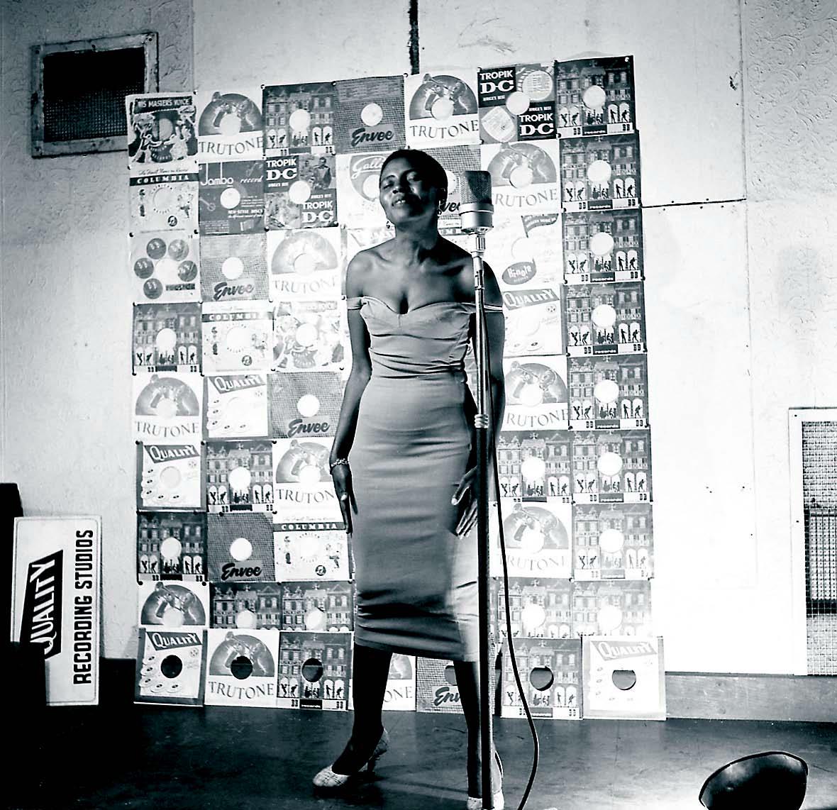 Etelä-afrikkalainen laulaja Miriam  Makeba 1950-luvulla. Hän syntyi vuonna 1932.