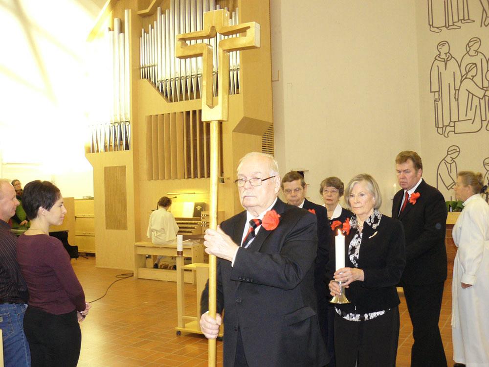 Ristisaatto. Joukko Kriisiryhmän jäseniä toimi sunnuntaina messuavustajina. Ristisaaton kärjessä heistä kulki Raimo Kitunen. Kuva: Eila Jaakola 