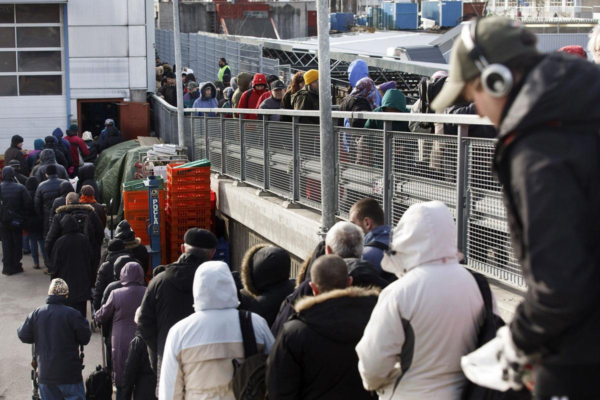 Ihmisiä ruokajonossa Myllypurossa Helsingissä keskiviikkona 8. huhtikuuta 2015.