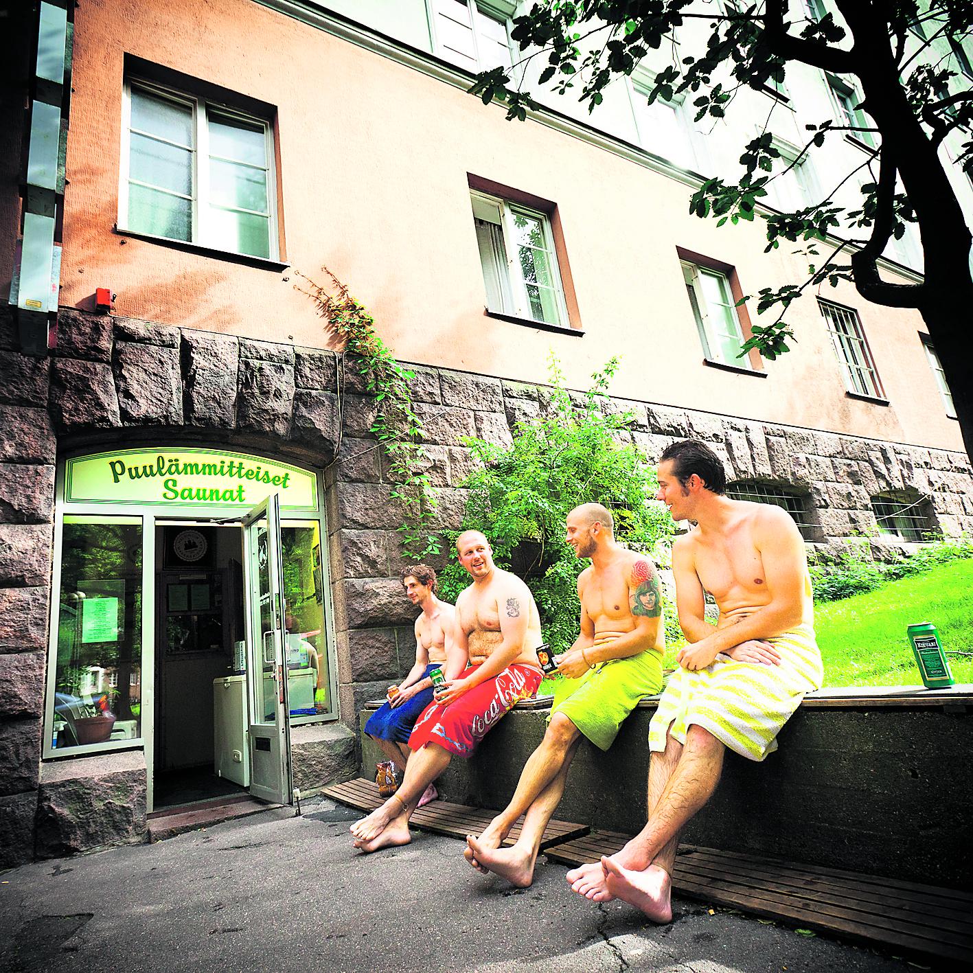 Löylyn lyömät. Harn, Jani, Kalle ja Joona vilvoittelivat Kotiharjun saunan terassilla.