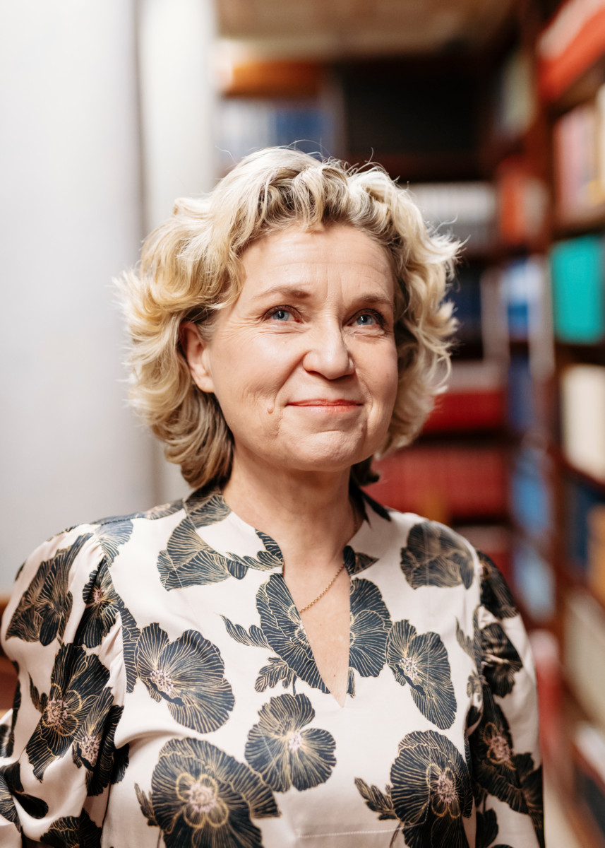 Kirjailija Sirpa Kähkönen liittyi kirkkoon korona-aikana. 