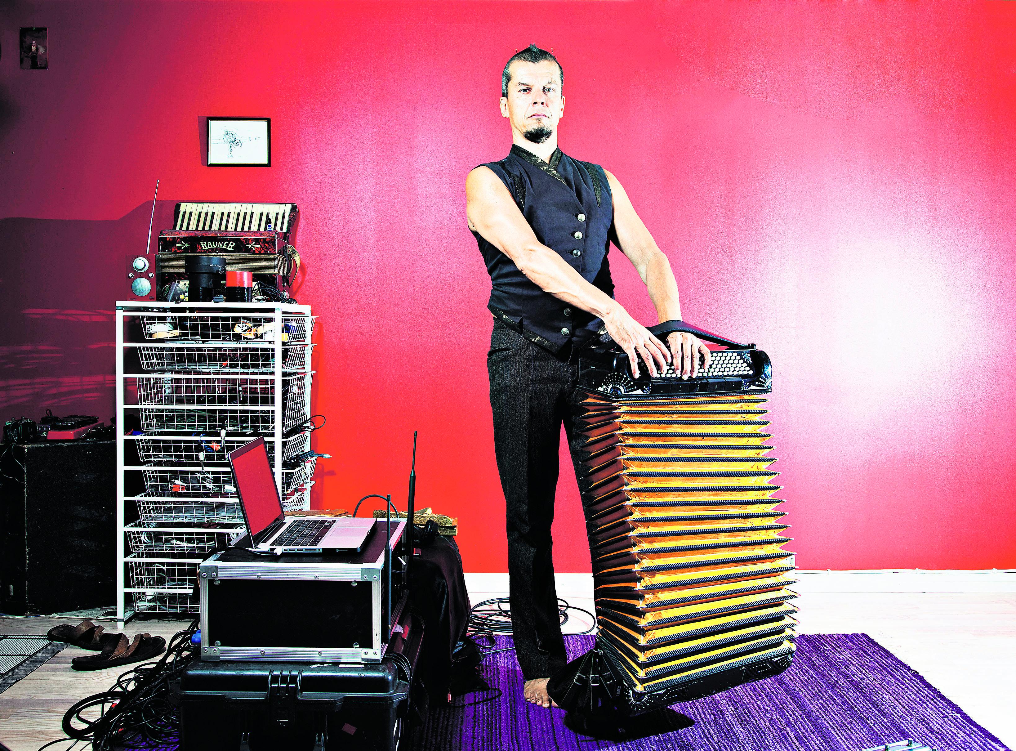Työhuoneella. Kimmo Pohjonen on säveltänyt omintakeista musiikkia 20 vuoden aikana elektronisten kokeilujen kautta.
