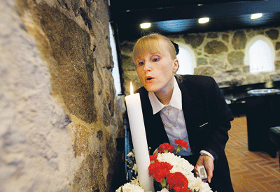 Puotilan kappelissa työskentelevä suntio Carla Ihatsu vuonna 2007. Kuva: Riitta Vuorela/KuvaKotimaa 