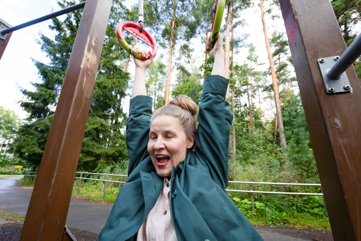 Laura Pörstin mielestä ihmisiä ei voi jakaa liikkujiin ja liikkumattomiin. Useimmat haluaisivat liikkua, kunhan pääsisivät eroon liikkumisen esteistä. Pörsti kuvattiin Runar Schildtin puistossa Pohjois-Haagassa.
