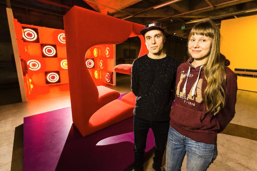 Kamomilla Sarajärven ja Joel Klemetin mielestä Verner Pantonin Living Tower sopisi vaikka Weegee-talon aulaan. Kuva: Jukka Granstrom