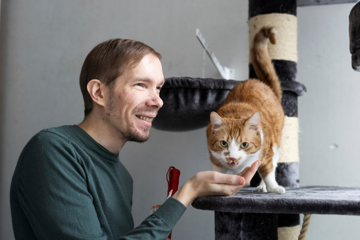 Koomikon elämän tärkeimpiin asioihin kuuluu hänen lemmikkinsä herra Purrinkton.