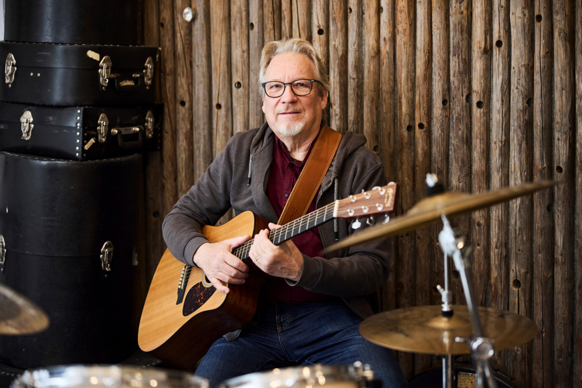 – Tarjolla on folk-country-afro-henkinen ohjelmisto, luonnehtii Sakari Löytty konserttia, jossa hän esiintyy veljiensä Jaakon ja Mikon kanssa. Kuva: Marjaana Malkamäki