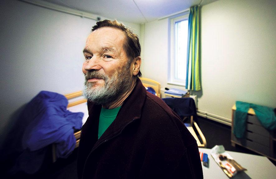 Hyvät olot. Eipä haittaa pakkaset, kun on lämmin koti kaikilla mukavuuksilla ja ruokaa niin paljon kuin jaksaa syödä. Ilkka Anttonen myhäilee tyytyväisenä asunnossaan Diakonissalaitoksen Aurorakodissa. Kuva: Esko Jämsä 