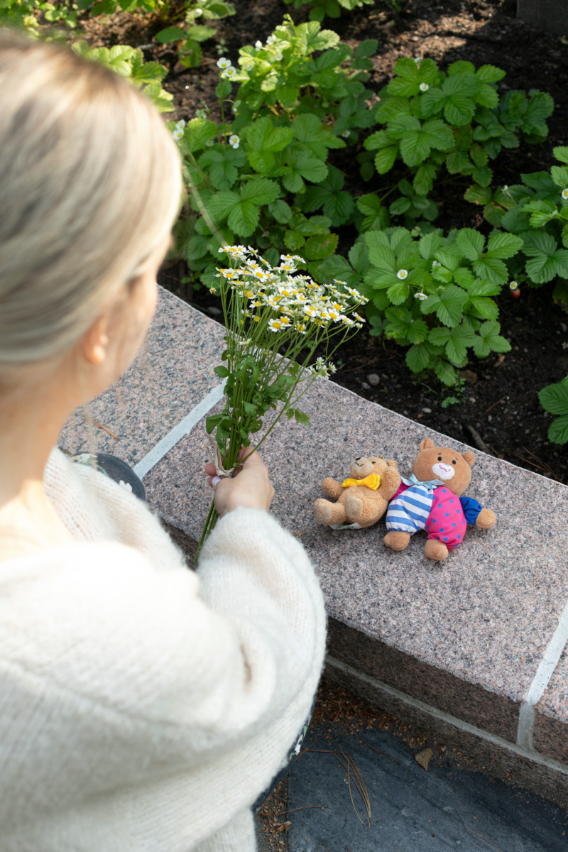 Tälle kivimuurille voi laskea kynttilöitä, kukkia tai vaikkapa kirjeitä lapsille, joita ei syliinsä saa.