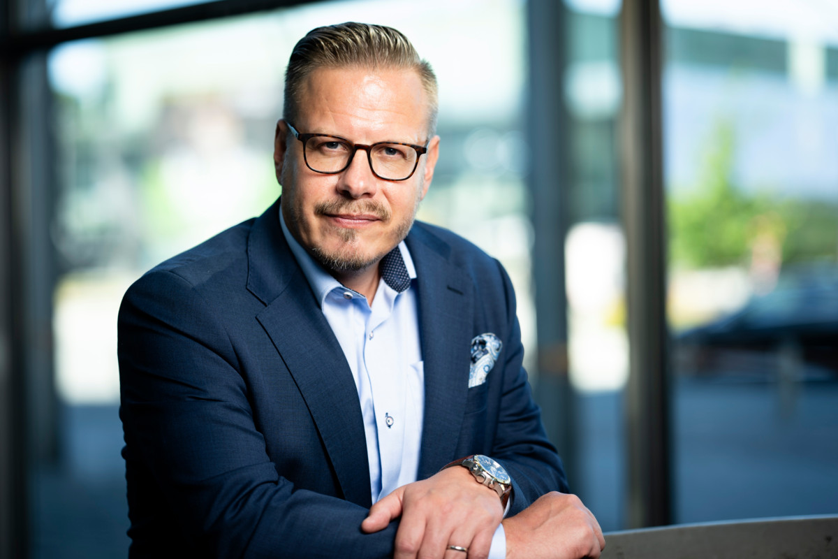 ”Työttömyydessä ei ole mitään hävettävää, ja piilottelun sijasta kannustan ihmisiä verkostoitumaan ja kertomaan mitä etsivät”, suorahakukonsultti Tomi Pyyhtiä sanoo. Kuva: Veikko Somerpuro.