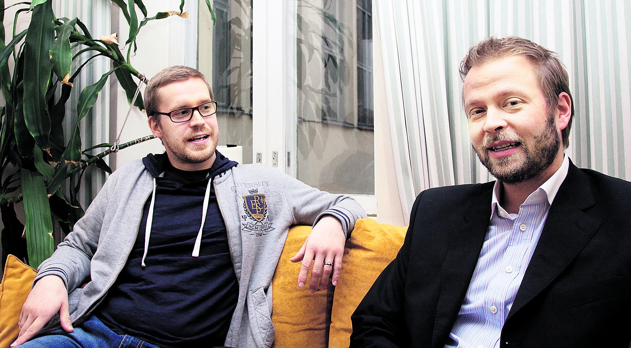 Messun puolesta. Petri Patronen (vas.) ja Teemu Laajasalo houkuttelevat ihmisiä kirkkoon yksi kerrallaan.