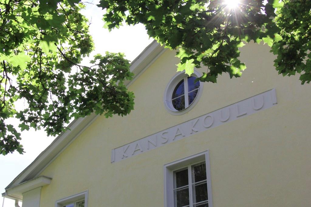 Hämeenkylän seurakunta toivoo Tuomelan koulun säilyvän.