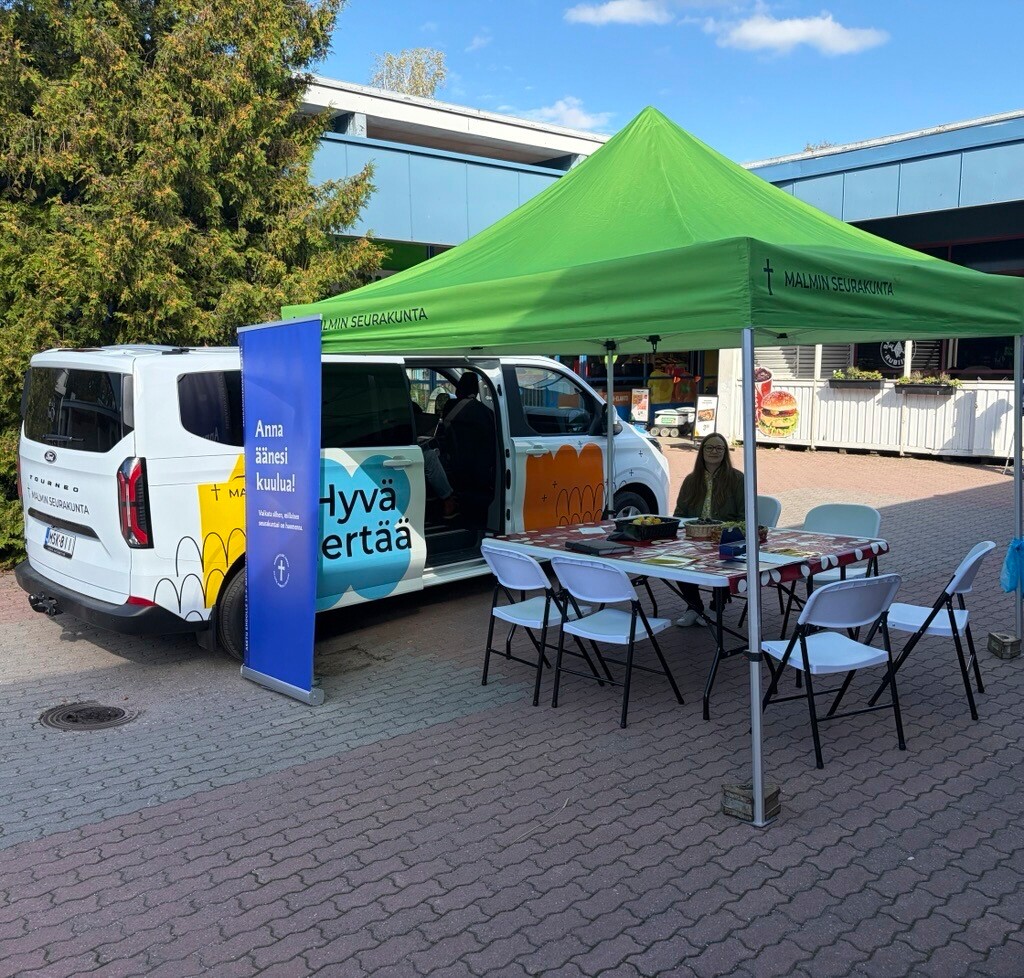 Malmin seurakunta liikkuu ihmisten luokse Koillis-Helsingissä uudella sähköpakettiautolla.