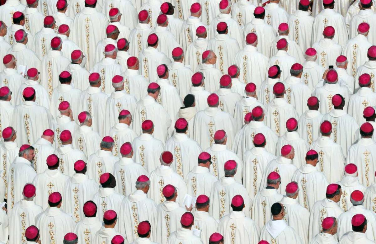 Salvadorin katolinen arkkipiispa Óscar Romero ammuttiin kirkkonsa alttarille kesken messun 1980. Murhaa ei koskaan selvitetty. Vapautuksen teologiaksi kutsuttua liikettä edustanut Romero puolusti köyhiä hallituksen mielivaltaa vastaan. Monet salvadorilaiset pitävät Romeroa marttyyrina. Kymmenen vuotta hänen kuolemansa jälkeen kirkko Salvadorissa käynnisti prosessin julistaakseen hänet pyhimykseksi, mutta Vatikaani esti sen. Silloinen paavi Johannes Paavali II piti vapautuksien teologiaa kommunistien juonena. Nykyinen paavi Franciscus otti asian uuteen käsittelyyn ja julisti Óscar Romeron pyhimykseksi 14.10.2018 Pietarinkirkossa, Roomassa. Kuvassa näkyy Romeron kanonisointimessuun osallistuneita piispoja.