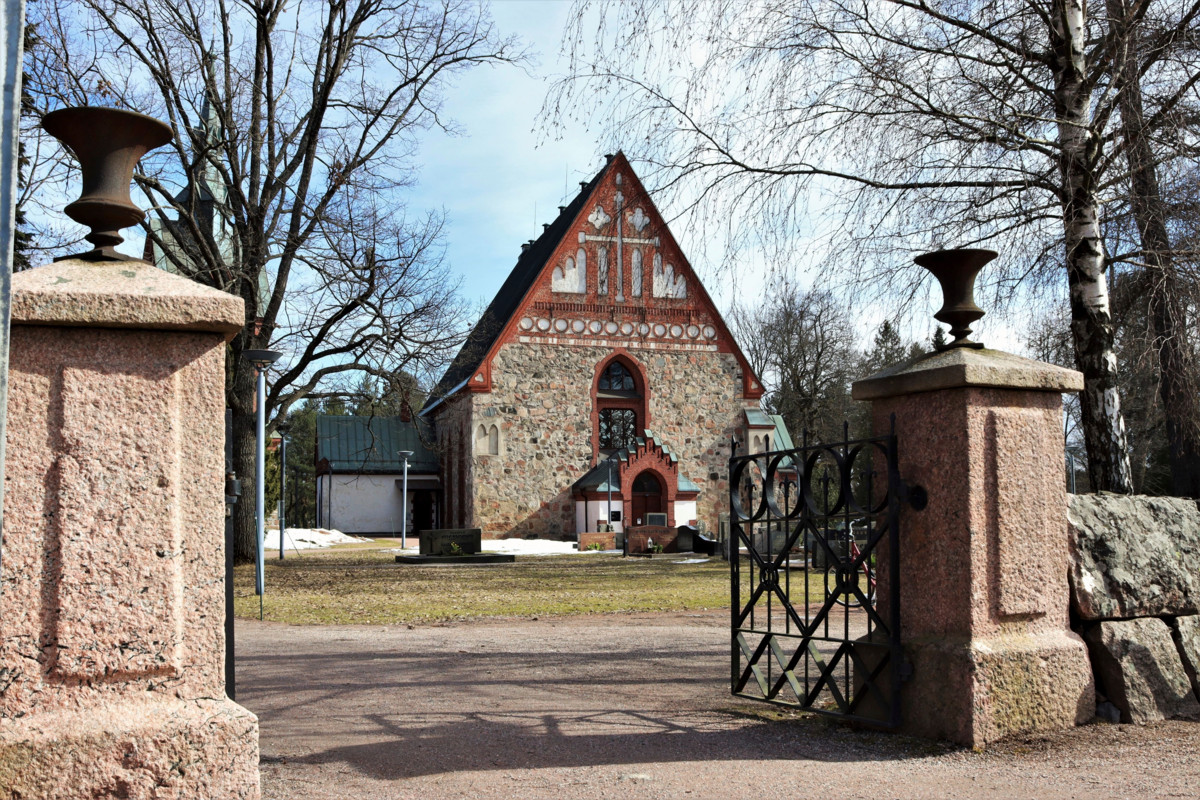 Vantaan ruotsinkielisen seurakunnan pääkirkkoja ovat Vantaan Pyhän Laurin kirkko ja Tikkurilan kirkko.