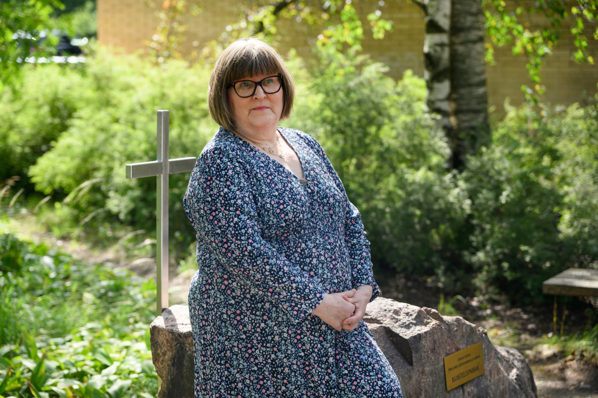 – Ajattelen, että kuolema on osa meidän olemassaoloamme, luontoa ja luonnon uudistumista, Helena Allingham sanoo. Hänet kuvattiin Myyrmäen kirkon vieressä sijaitsevalla muistelupaikalla. 