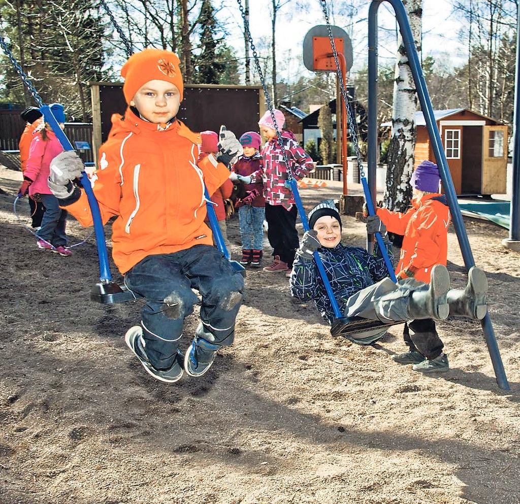 Pyhän Annan lastenkirkon iltapäiväkerho siirtyi loppukevääksi ulos. Keinumassa ovat Mio Saarinen ja Joel Markkanen.