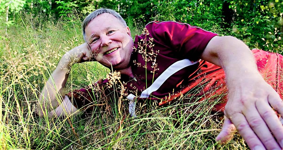 Antti Lötjönen, 62, pötköttelee Rajatorpan heinikossa Vantaan, Helsingin ja Espoon rajalla
