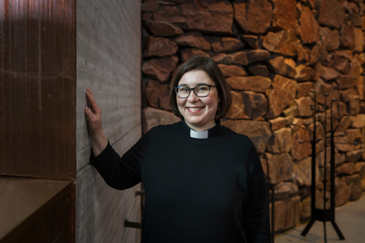 ”Kirkon kannalta on iso asia, että ihminen sitoutuu aikuisena käymään rippikoulun ja haluaa esimerkiksi kummiksi tai kirkollisen avioliittoon vihkimisen”, sanoo Inari Varimo.